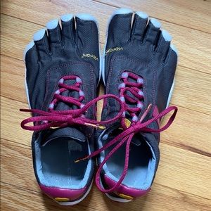 Nearly New Vibram Five Fingers Speed XC size EU40
